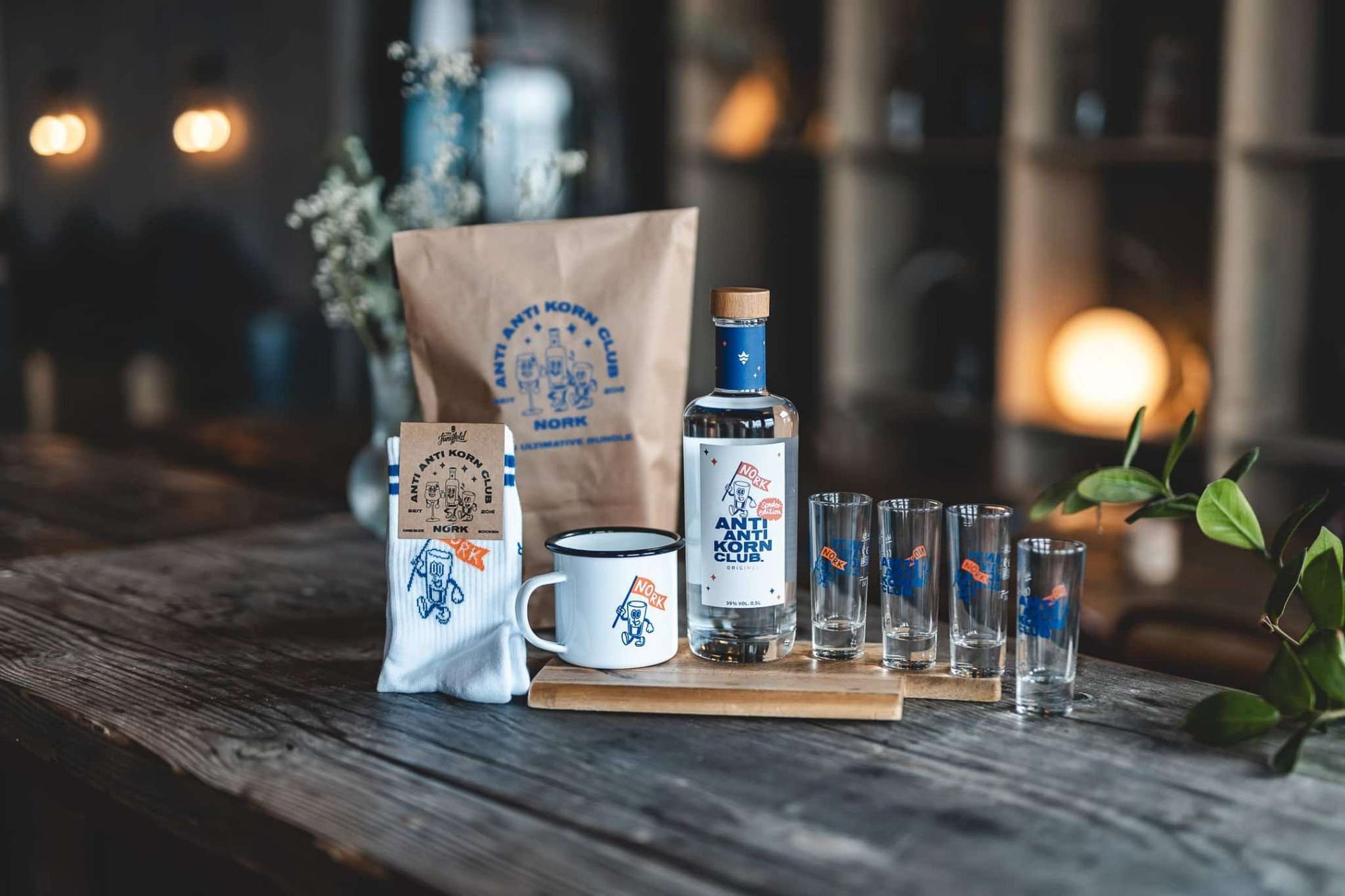 Bundle mit einer Flasche Korn, ein Paar Socken, Emaille Becher und Schnapsgläser im Anti Anti Korn Club Look
