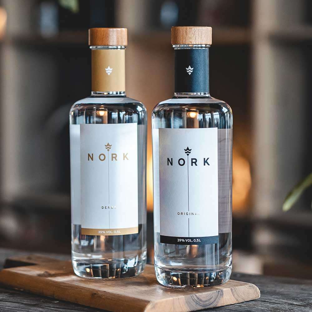 Eine Flasche NORK Derbe und eine Flasche NORK Original Korn