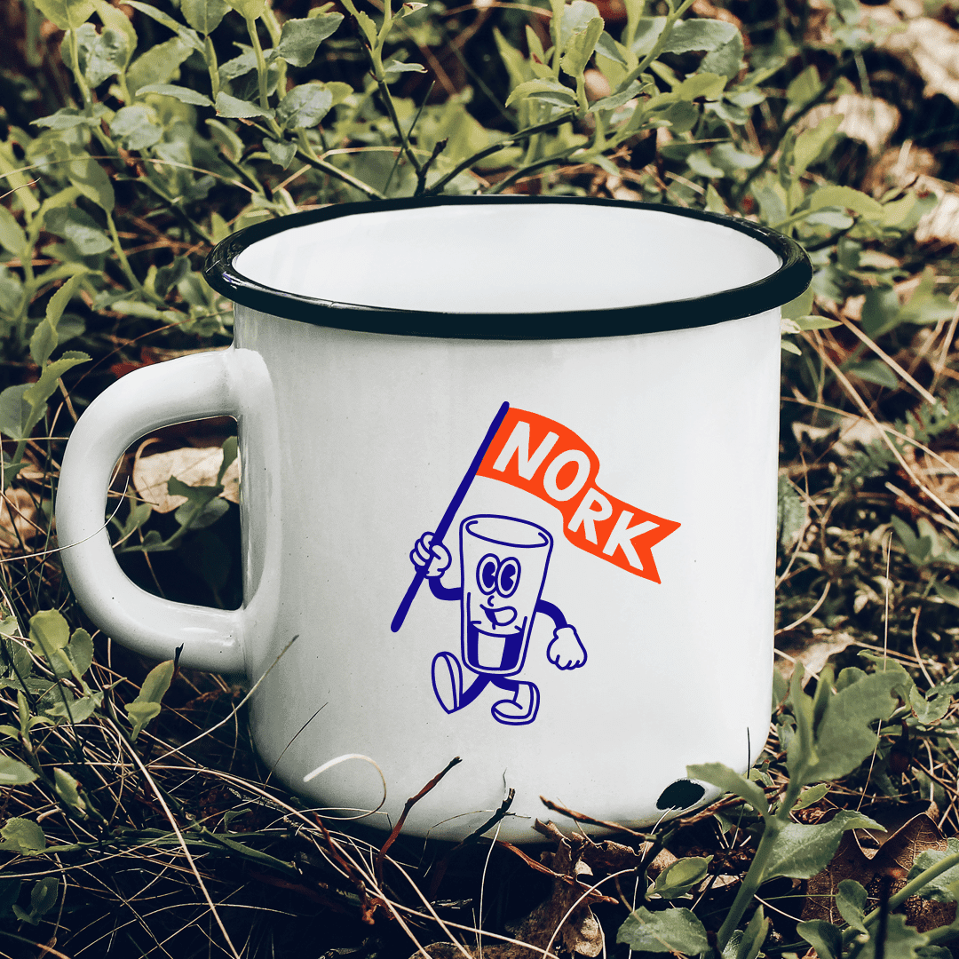 Eine NORK Retro Emaille Tasse im Anti Anti Korn Club Design