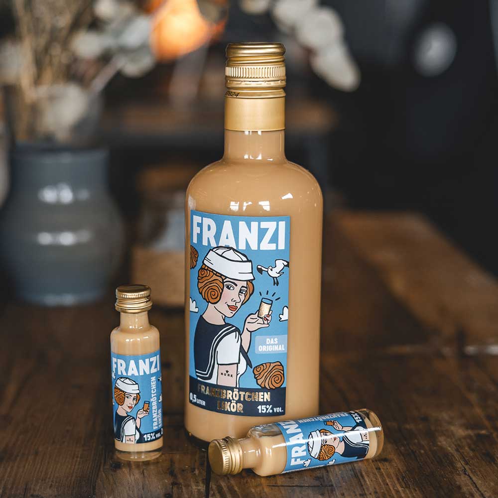 Eine große Flasche Franzi Franzbrötchenlikör mit zwei Franzi Minis