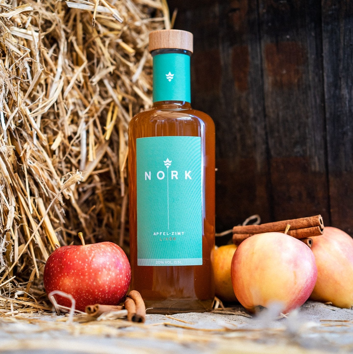 Eine Flasche NORK Apfel-Zimt Likör 