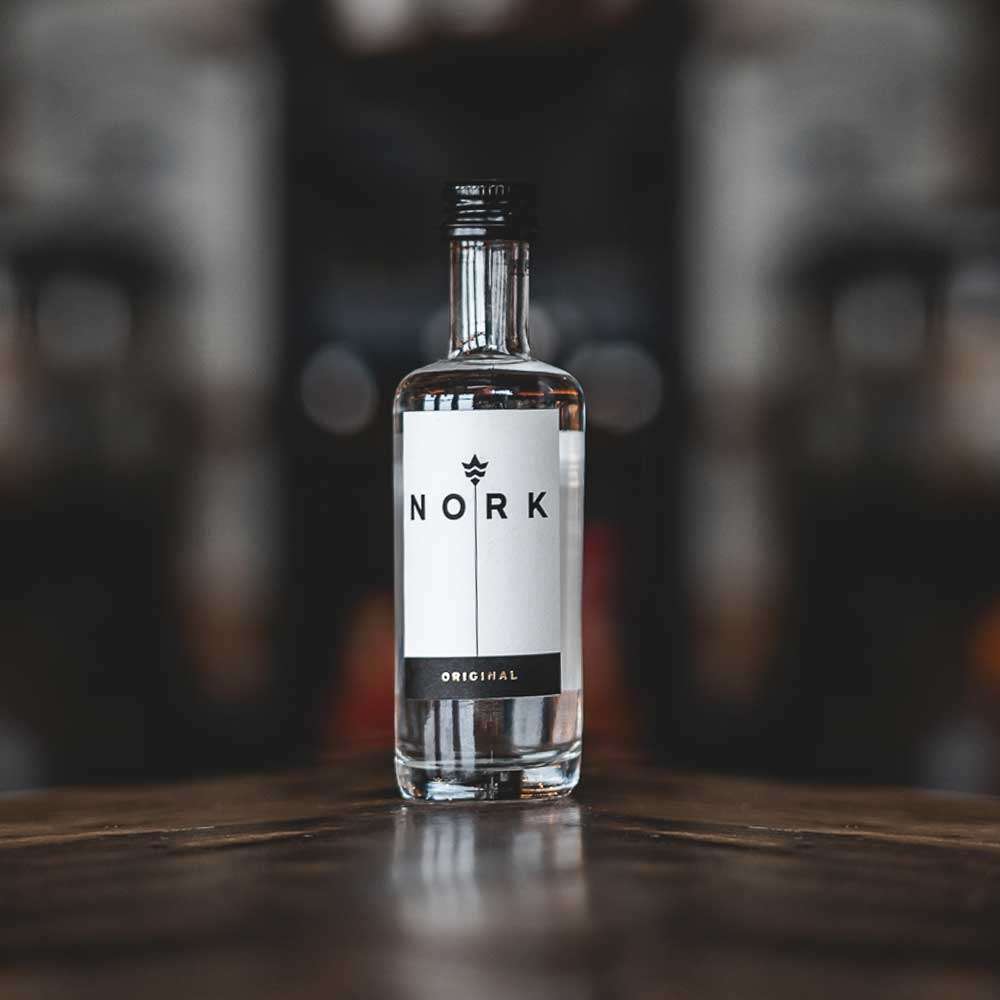 Eine Mini Flasche NORK Original Korn