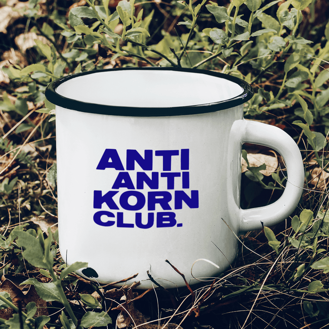 Eine NORK Retro Emaille Tasse mit Anti Anti Korn Club Aufschrift